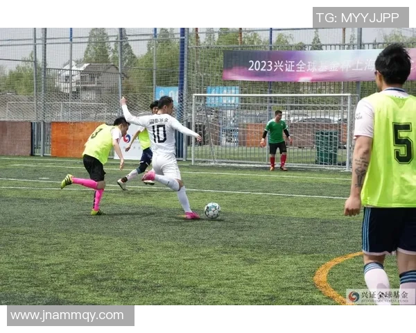 佩佩在绿茵场上挥洒汗水与激情展现足球梦想的精彩瞬间