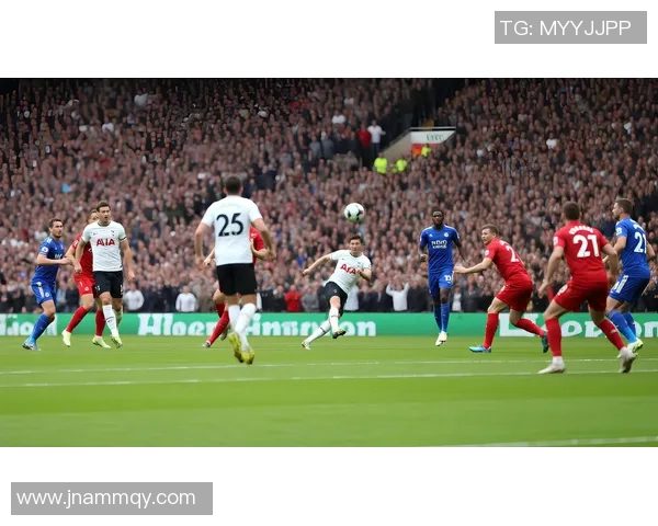 在绿茵场上追逐梦想与激情的足球浪漫之旅