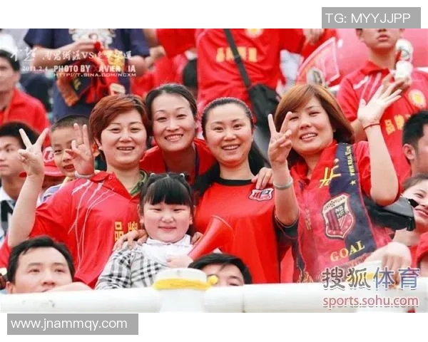 足球女头巾的魅力与文化探讨：女性在运动中的自信与风采