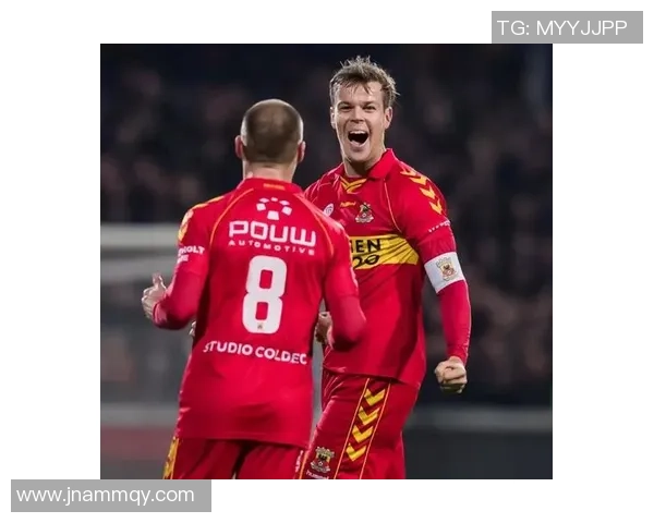 足球因红色热情而焕发光彩展现无尽魅力与激情的运动之美