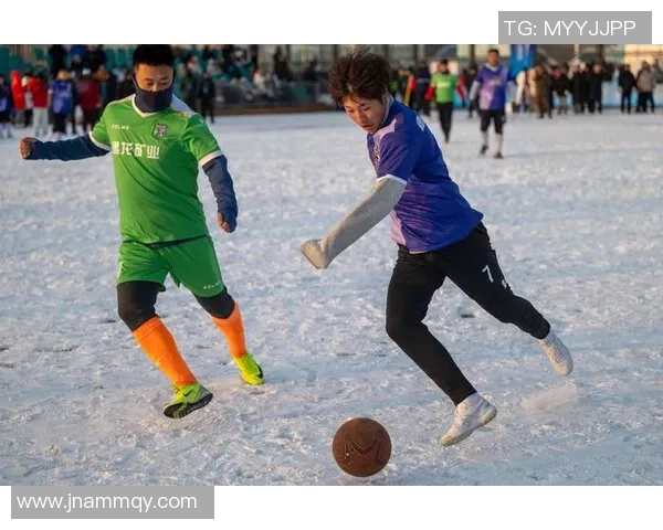 雪地足球冠军赛季回顾与精彩瞬间分享，探寻冰雪中的激情与团队精神